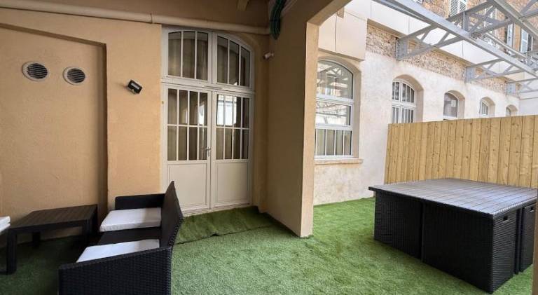 Apartment with yard & terrace — photo 4