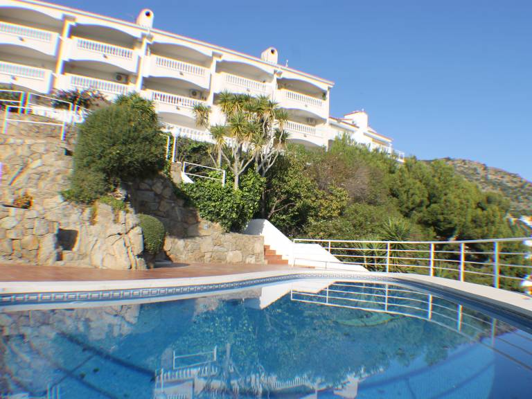 Holiday apartment with pool & barbeque — photo 2