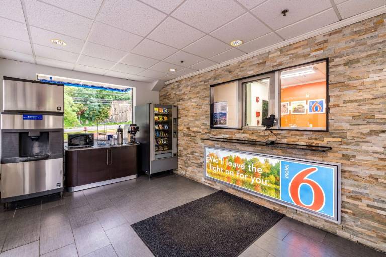 Motel 6 Elmsford, NY - White Plains — photo 2