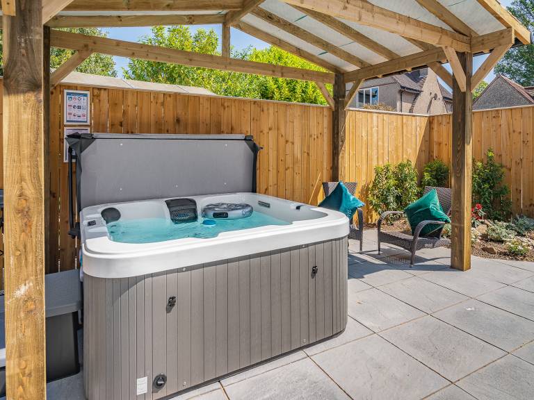 Cottage with hot tub, grill & yard | River view — photo 2