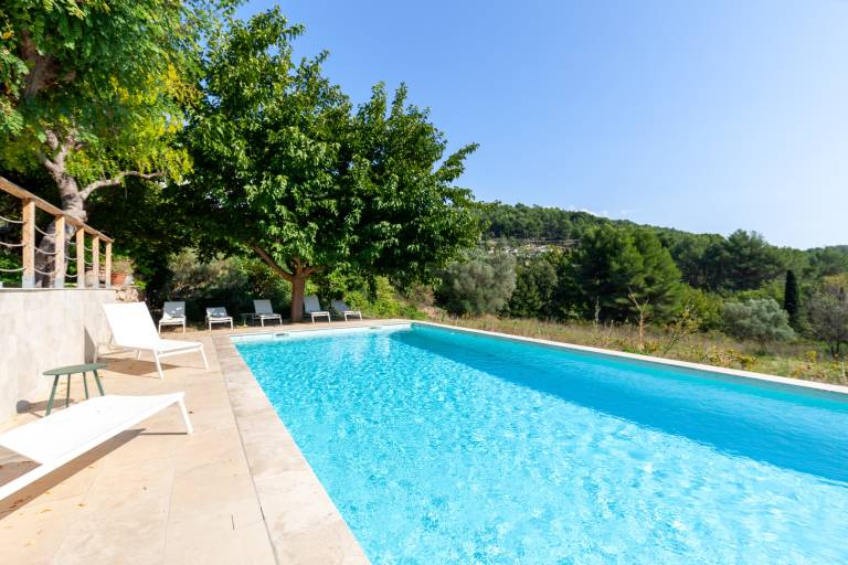 Apartment 'La Naronne' with Shared Pool, Private Terrace and Wi-Fi in Bandol