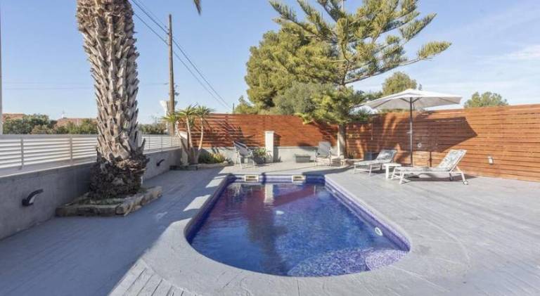 House with terrace, grill & private pool in El Vendrell