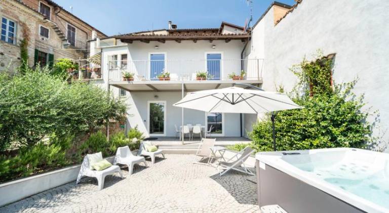 Apartment with terrace, jacuzzi & garden in Neive