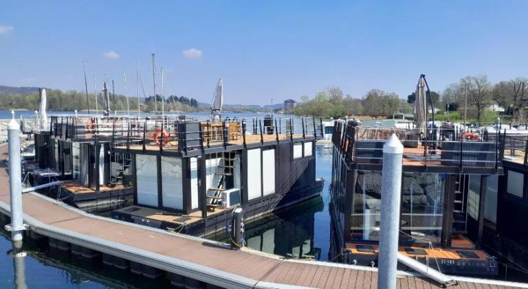 Boat with garden & patio in Arona