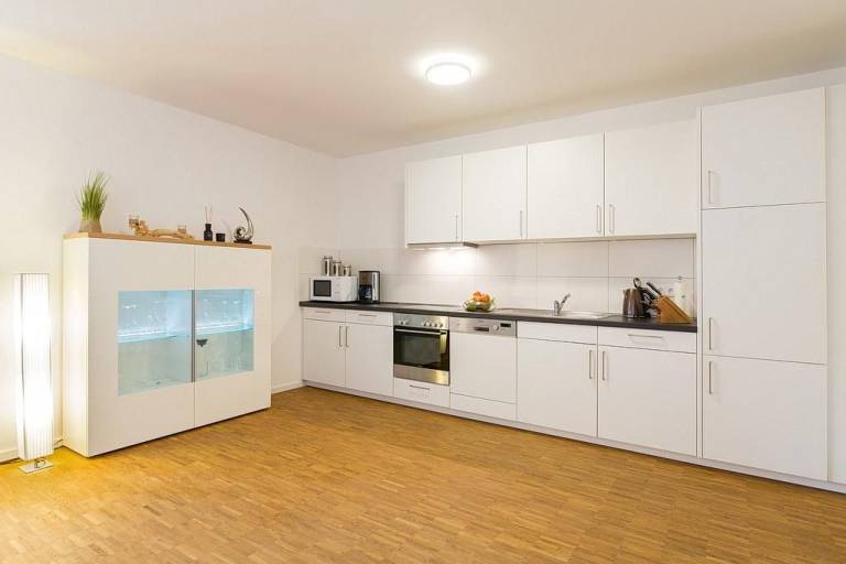 Modernes, strandnahes  Apartment mit großem Balkon, Fußbodenheizung u. Kaminofen — photo 3