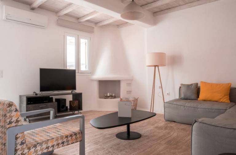 Family-friendly villa with fast internet & private pool | Pets are welcome — photo 3