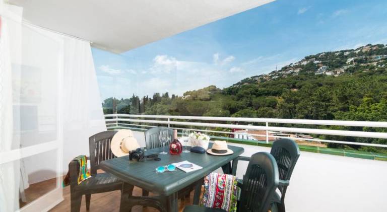 Serviced apartment with barbecue, yard & pool — photo 5