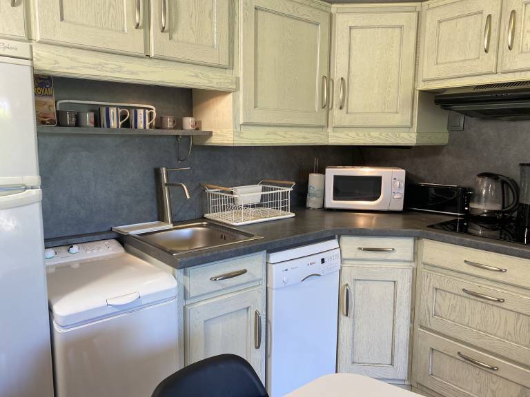 Family-oriented pleasant vacation home with pool | Next to the beach | Pets are welcome — photo 4