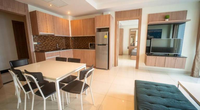 Large 2BR 2BA Condo by the Beach — photo 4