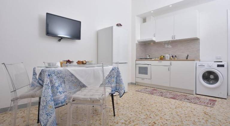 Holiday apartment with jacuzzi & terrace — photo 3