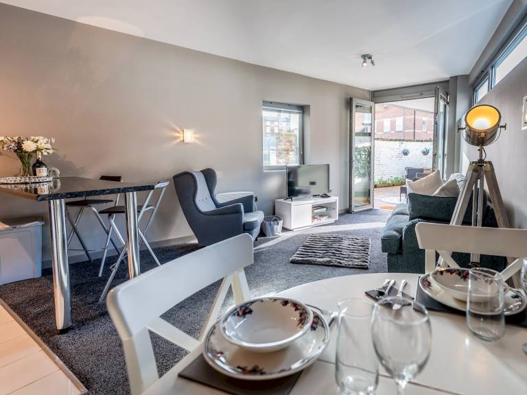 Rental apartment with fast internet & yard | City view | Pet-friendly — photo 2