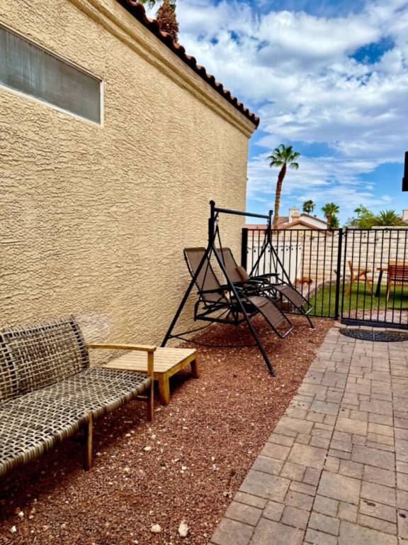Vacation home with yard & pool — photo 3