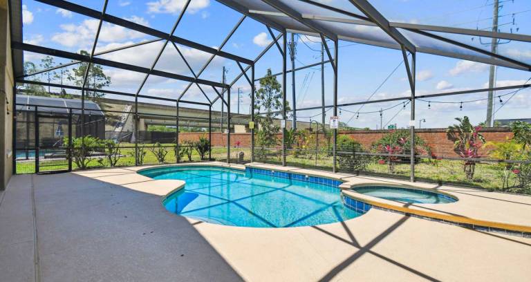 Large 6BR Family Home w Pool Hot Tub & Games Room