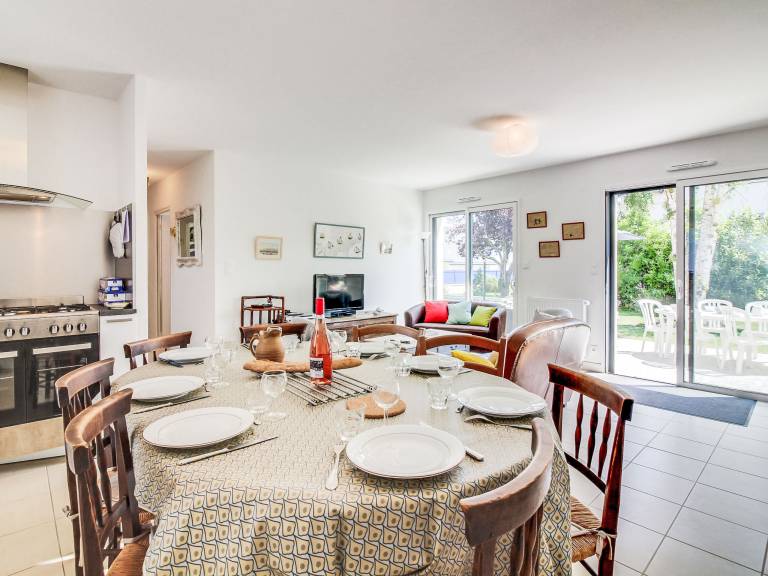 Vacation home with garden, BBQ & patio — photo 3