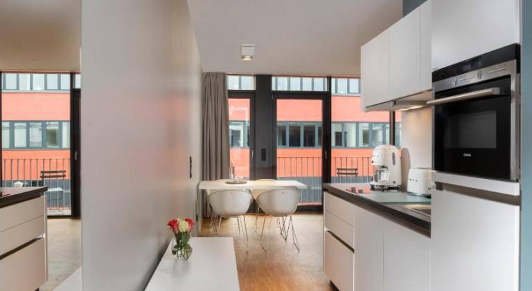Charming serviced apartment with patio | Pets allowed — photo 4
