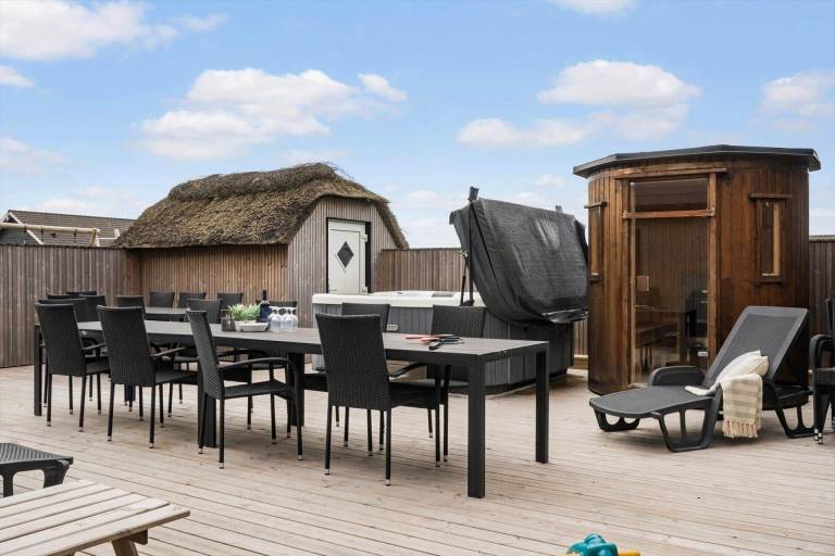 Vacation home with pool, grill & terrace — photo 5