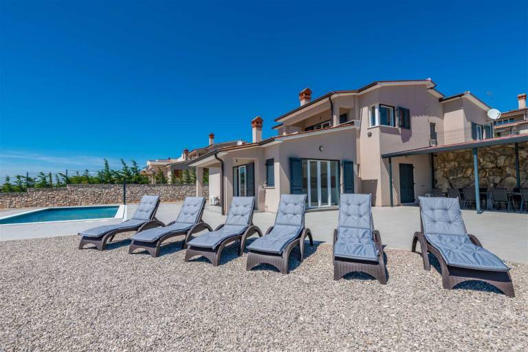 Villa with pool, barbecue & terrace | Water view — photo 2