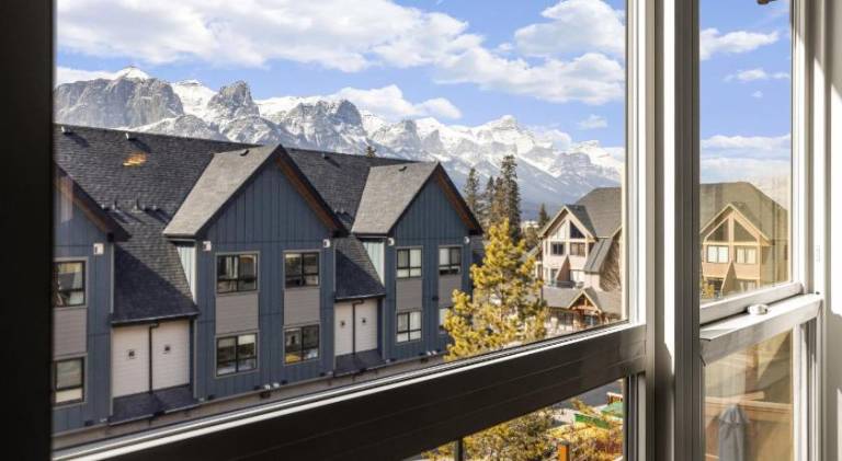 Peaks n' Patio - 3 Bedrooms, Pet Friendly, Gym, Outdoor Hot Tub in Canmore, AB
