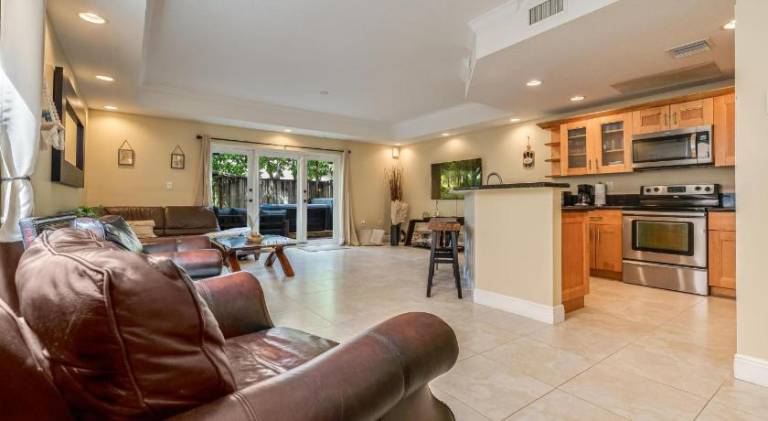 Salty Fox 5BD Oasis w Spa, Beach & Downtown — photo 4