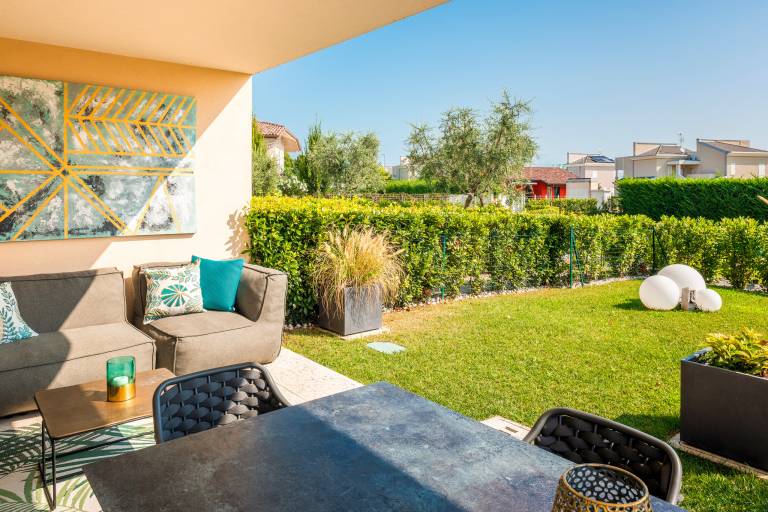 Villa with terrace, barbeque & yard — photo 2