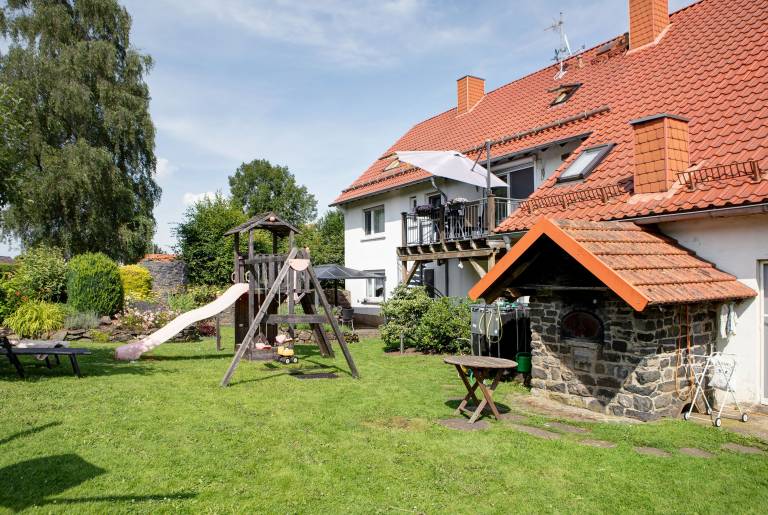 Rental apartment with fast internet, patio & yard | Garden view in Giessen