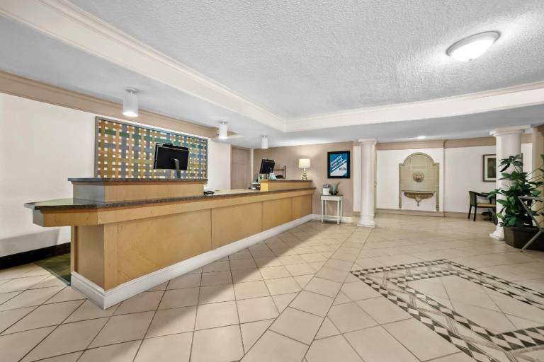 Howard Johnson by Wyndham Columbus Fort Moore — photo 4