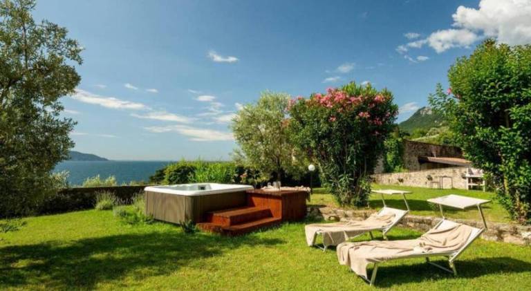 Vacation home with hot tub in Gargnano