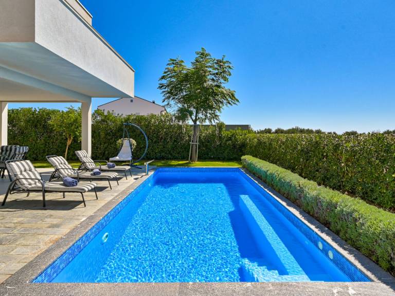 Villa with patio & grill — photo 3
