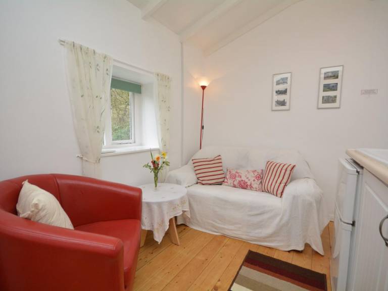 Cottage with yard — photo 3