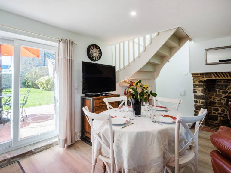 Fully equipped beautiful vacation home with patio, barbeque & garden | Pets are welcome — photo 3
