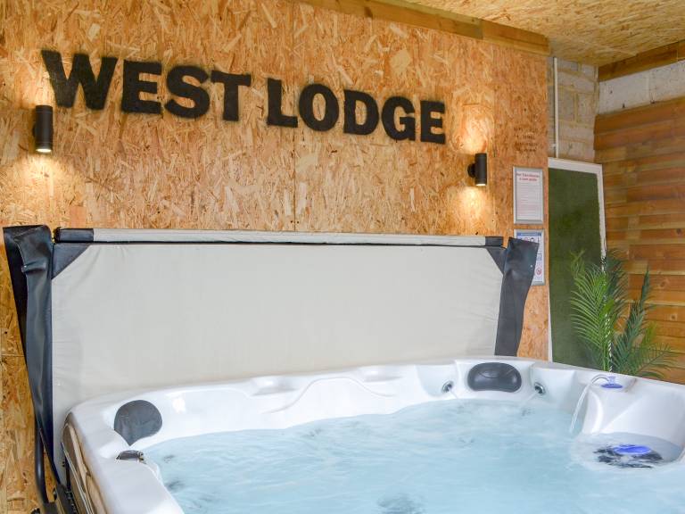 Cottage with garden, jacuzzi & BBQ | River view — photo 3