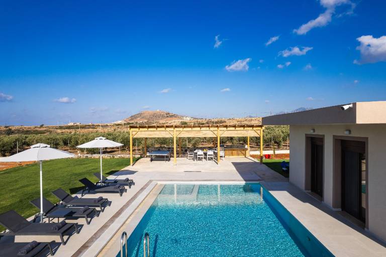 Villa with barbeque, yard & pool in Rethymno