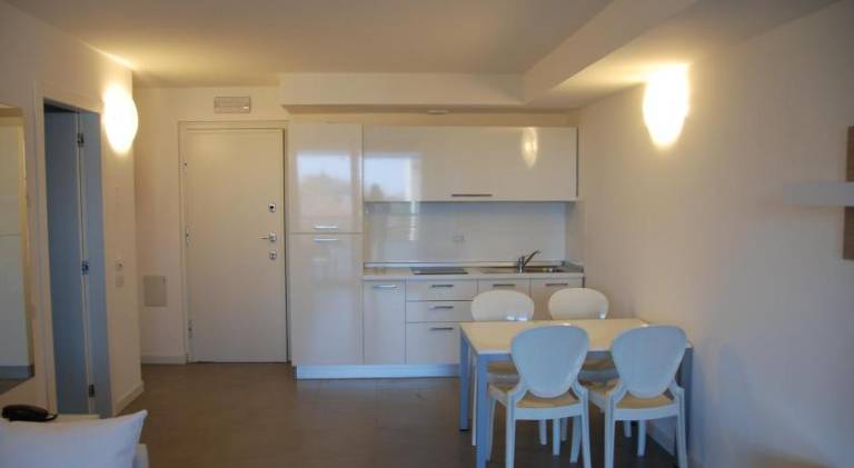 Serviced apartment with patio — photo 5
