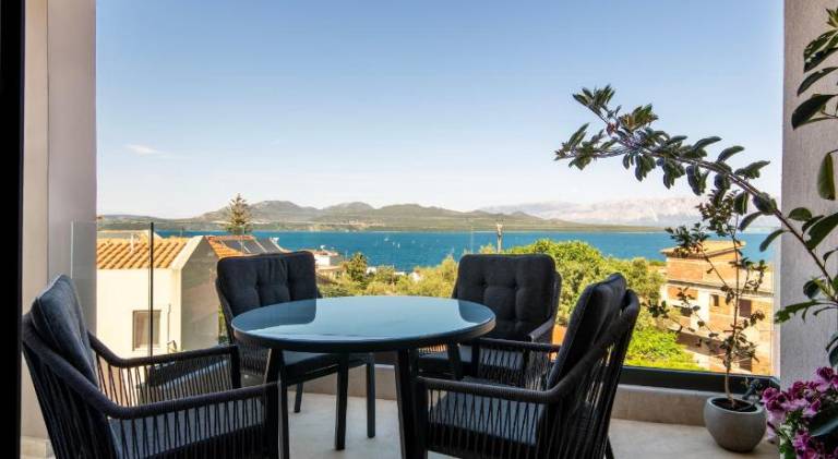 Apartment with pool & patio — photo 5