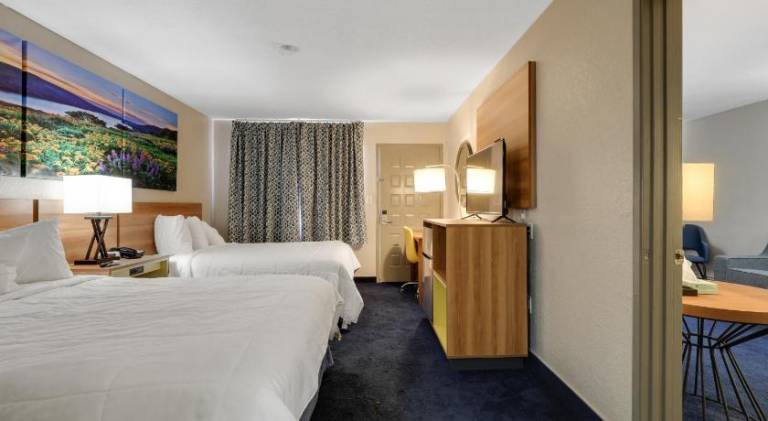 Days Inn & Suites by Wyndham Needles — photo 2