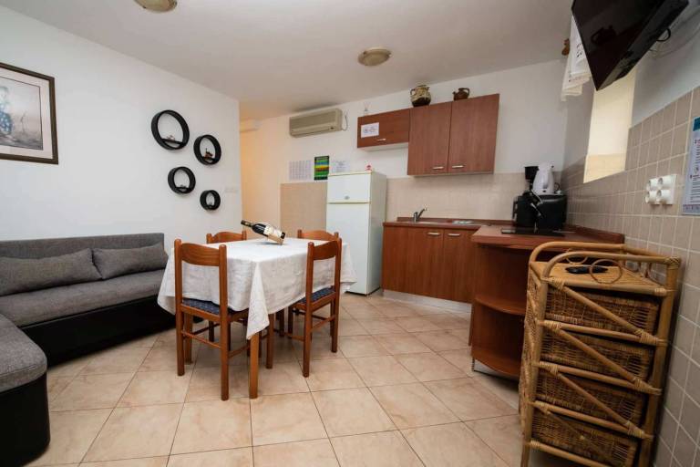 Two bedroom apartment with balcony and sea view Njivice, Krk (A-21862-b) — photo 3