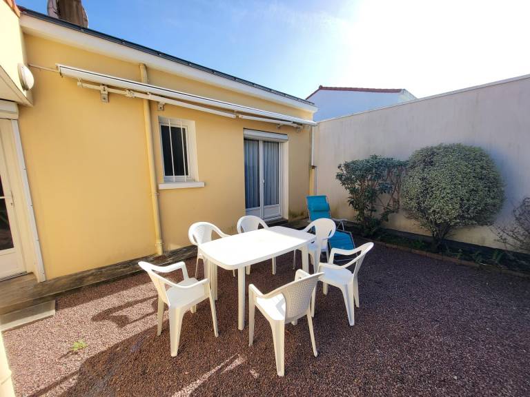 House with yard & barbecue — photo 2