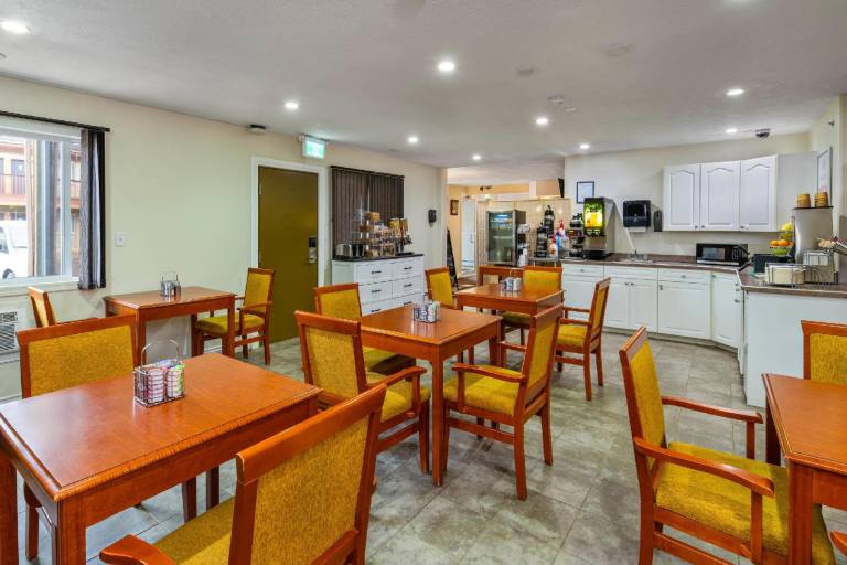 Econo Lodge Inn & Suites — photo 5