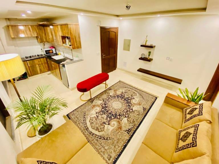 Rental apartment with hot tub & grill in Lahore