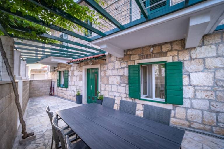 Apartment with garden & patio | Garden view — photo 4