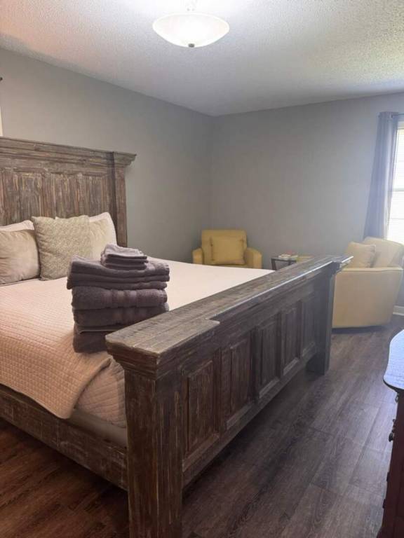 Modern 3BR Family Retreat • Pool Table • Fire Pit • Pets Welcome — photo 4