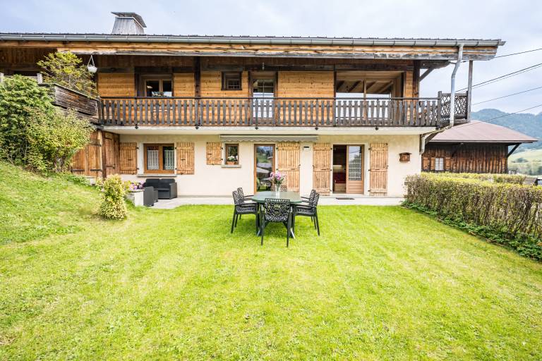 Apartment 'Montcharvin' with Mountain View, Private Terrace and Wi-Fi in Combloux
