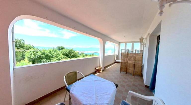 Lovely serviced apartment with patio & grill | Pets allowed — photo 2