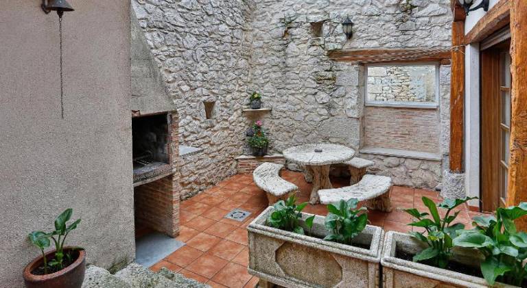 Fully equipped big house with patio, garden & barbeque | Good for workation | Pet-friendly in Valladolid