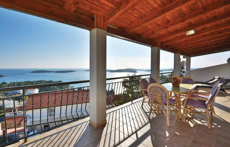 Apartment with grill, yard & patio | Sea view — photo 2