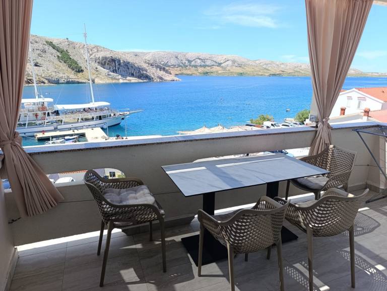 Nice holiday apartment with patio | Pets allowed in Senj