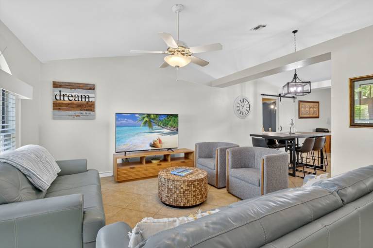 Family-friendly lovely vacation home with private pool & grill | Pets allowed — photo 5