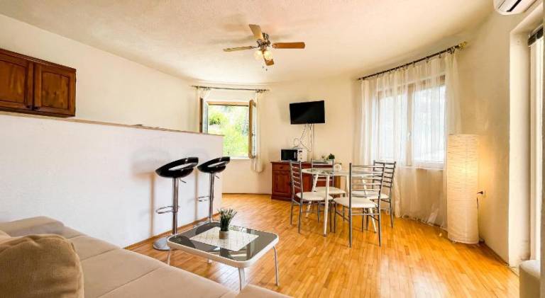 Charming rental apartment with barbeque, terrace & pool | Pets are welcome — photo 2