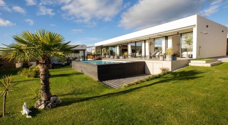 Villa with pool — photo 3