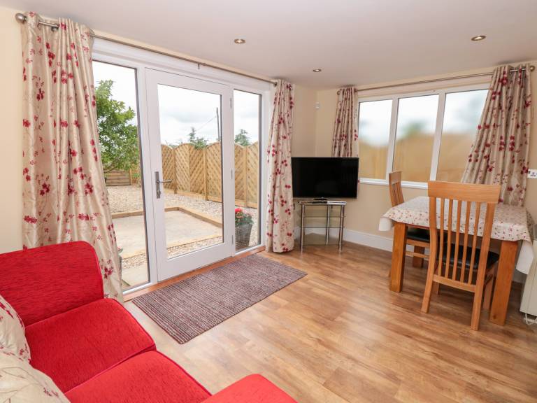 Family-oriented pleasant cottage with yard | Beach view | Pets are welcome — photo 3